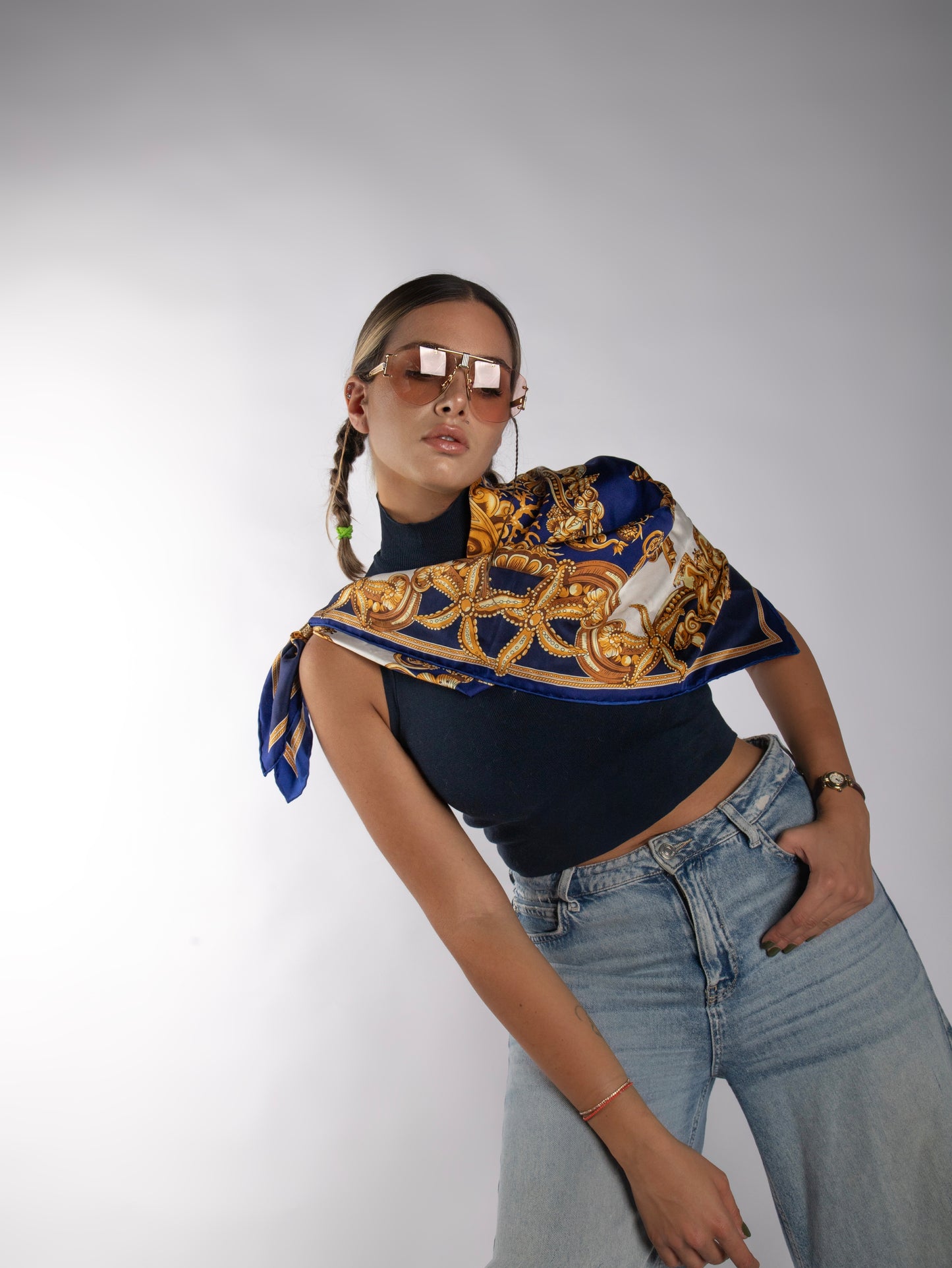 CHRISTIAN DIOR VINTAGE İPEK EŞARP – LACİVERT &amp; ALTIN BAROK ZİNCİR DESENLİ